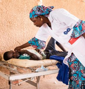 Vrouw in Niger verzorgt jong kind