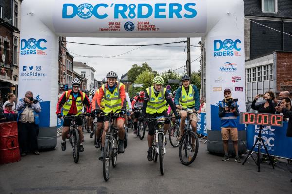 Deelnemers op het startlijn van Doc'Riders