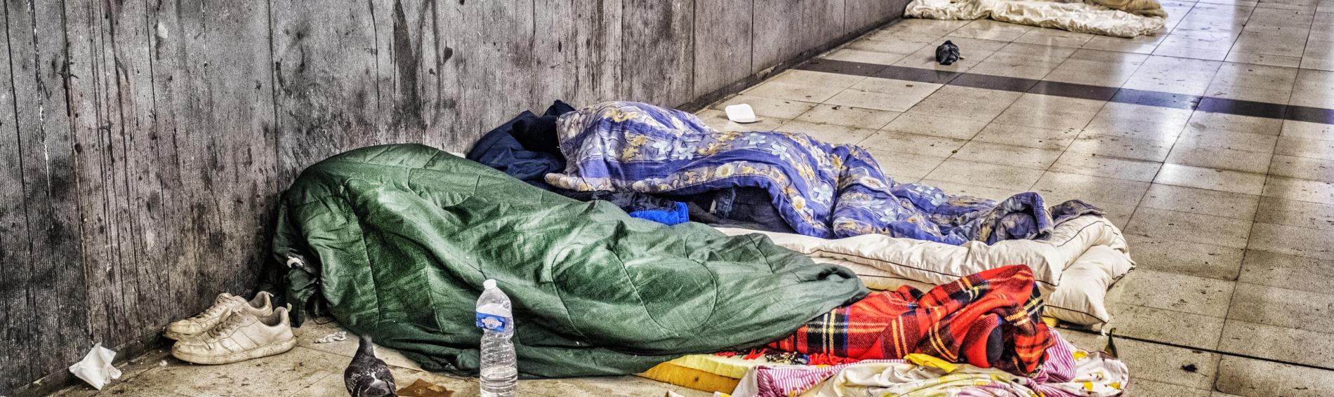 Personnes sans-abri dormant dans une station de métro