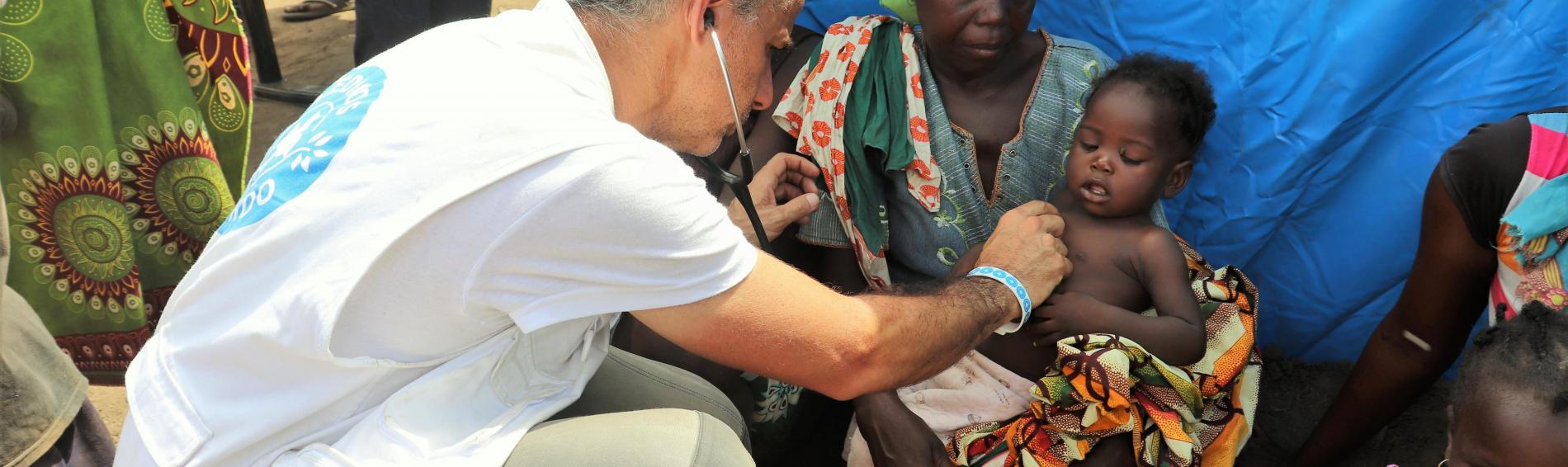 arts onderzoekt kind in mozambique