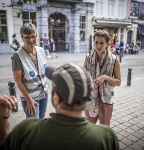 Vrijwilligers en een jongen in de Brusselse straten