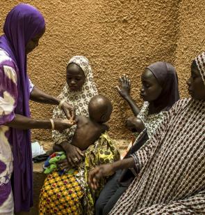 Hulpverlener neemt parameters van een kind in het ziekenhuis van Toullou. ©Olivier Papegnies, 2016, Niger.