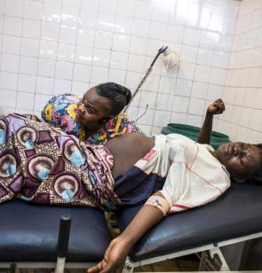 Het nemen van parameters van een jong meisje dat ongewenst zwanger is in Kinshasa. ©Olivier Papegnies, 2019, Congo.