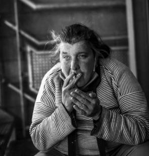 Dakloze vrouw tijdelijk ondergebracht bij voetbalstadion tijdens de COVID pandemie. ©Olivier Papegnies, 2020, Bergen.