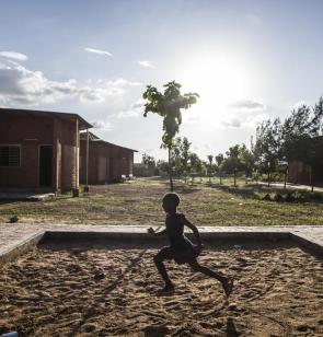 Een ontspannen moment in het meisjesdorp van Keoogo. ©Olivier Papegnies, 2021, Burkina Faso.