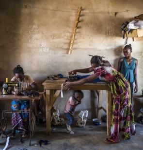 Beroepsopleiding voor dorpsmeisjes in Ouagadougou. ©Olivier Papegnies, 2021, Burkina Faso.