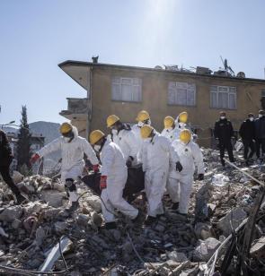 11 dagen na de aardbeving, evacueren reddingswerkers een levenloos lichaam uit het puin, in Defne (Hatay). ©Olivier Papegnies, 2023, Turkije.