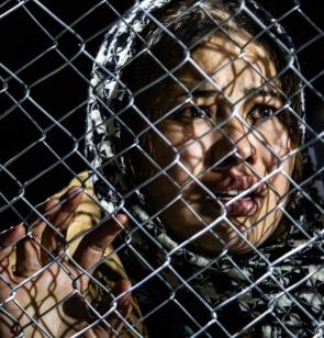Vrouwelijke vluchteling op de Macedonisch-Griekse grens, maakt zich zorgen of ze met haar familie kan herenigd worden. ©Kristof Vadino, 2015, Macedonië