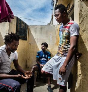 Sub-Saharavluchtelingen verstoppen zich in Agadir om geen slachtoffer van racisme te worden. ©Kristof Vadino, 2017, Marokko.