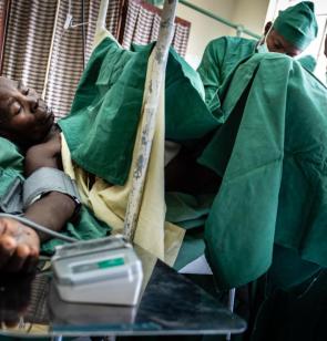 Operatie van een slachtoffer van seksueel geweld in het Panzi-ziekenhuis in Bukavu. ©Kristof Vadino, 2016, Congo.