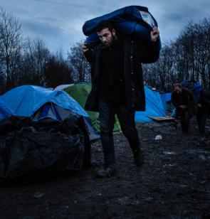 Vluchteling uit Iraaks Koerdistan in het kamp Grande Synthe (bij Duinkerke), wacht om naar Engeland te gaan. ©Kristof Vadino, 2015, Frankrijk.