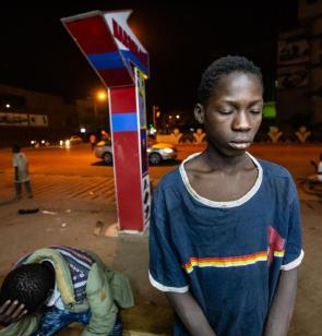 Straatkinderen in Ouagadougou, waar wij samenwerken met Keoogo. ©Kristof Vadino, 2016, Burkina Faso.