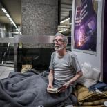 Een dakloos in een station in Brussel