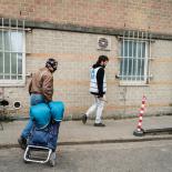 Une personne sans-abri arrive au Hub humanitaire
