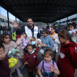 Alaa vanop het terrein in Gaza met kinderen tijdens het Suikerfeest