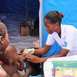 verpleegster voert consults uit in mozambique