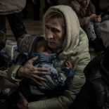 Réfugiée ukrainienne portant son enfant