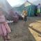 Famille rescapée du tremblement de terre et abritée dans des tentes