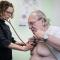 een arts onderzoekt een patiënt in Brussel met stethoscoop 